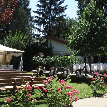 Hotel-Restaurant-Vinothek Felix Sommer Auersthal Exterior foto