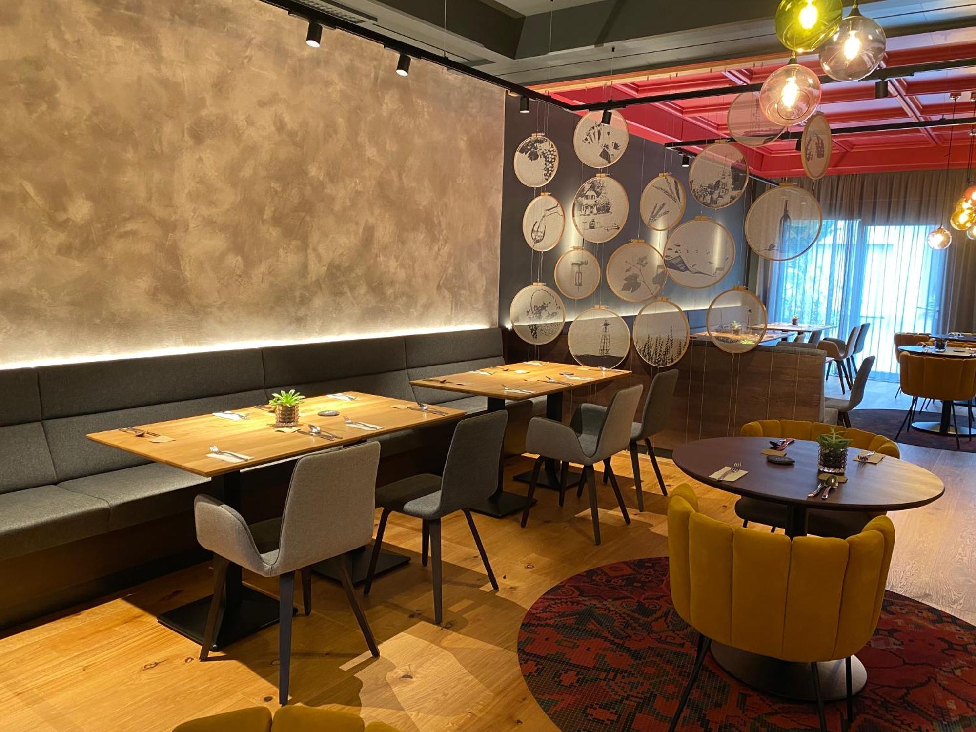 Hotel-Restaurant-Vinothek Felix Sommer Auersthal Exterior foto